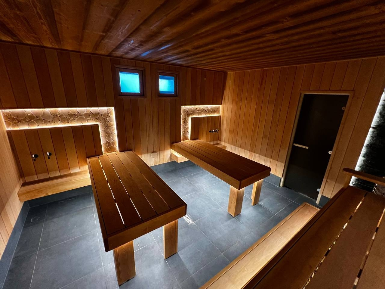 Просторная парная в Хюгге на озере. Создана для работы сразу двух, а то и трех пармастеров. Незабываемое парение обеспечено, проверяли лично. SaunaTopMasters