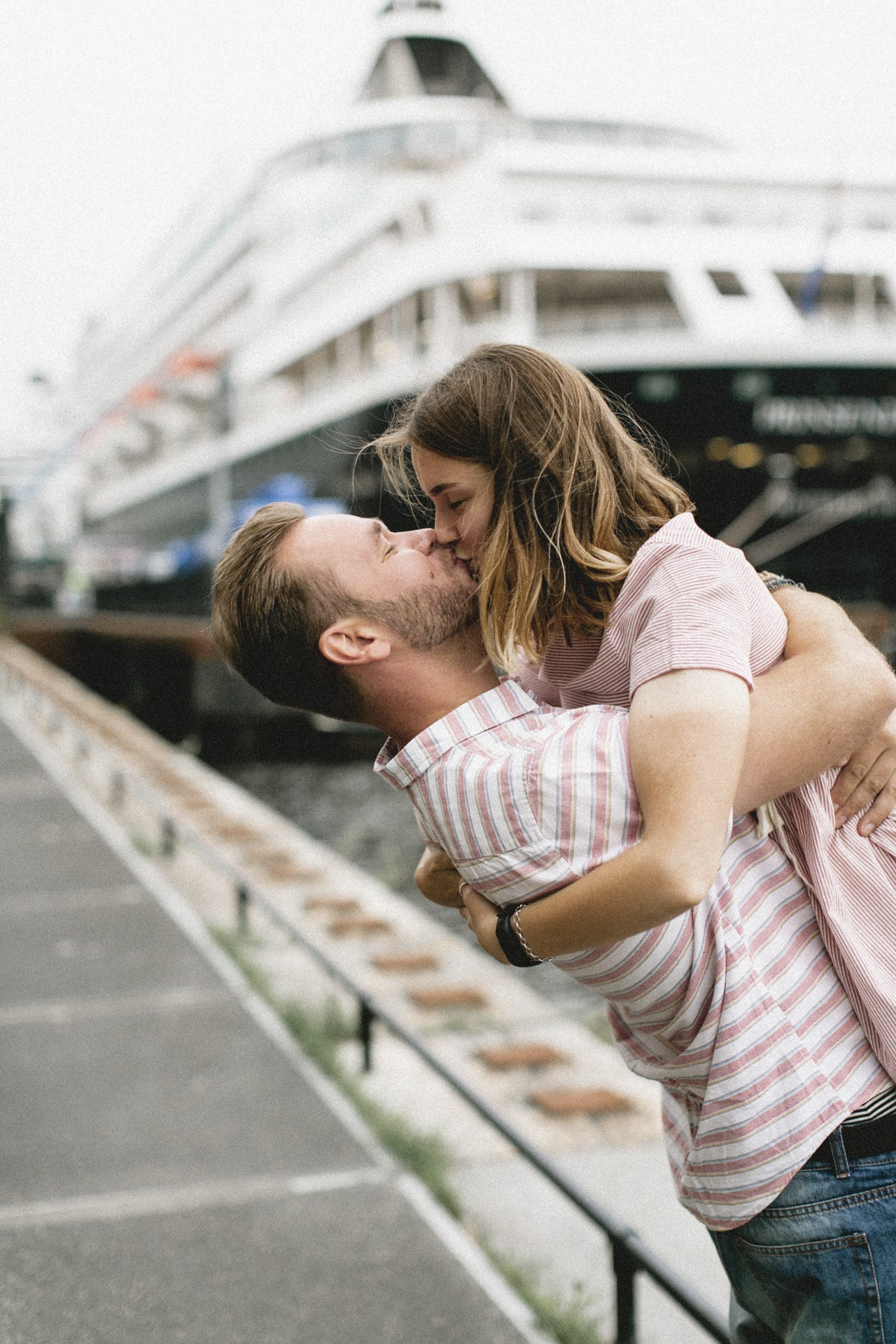 Потому что скоро вернутся в Амстердам. Про любовь