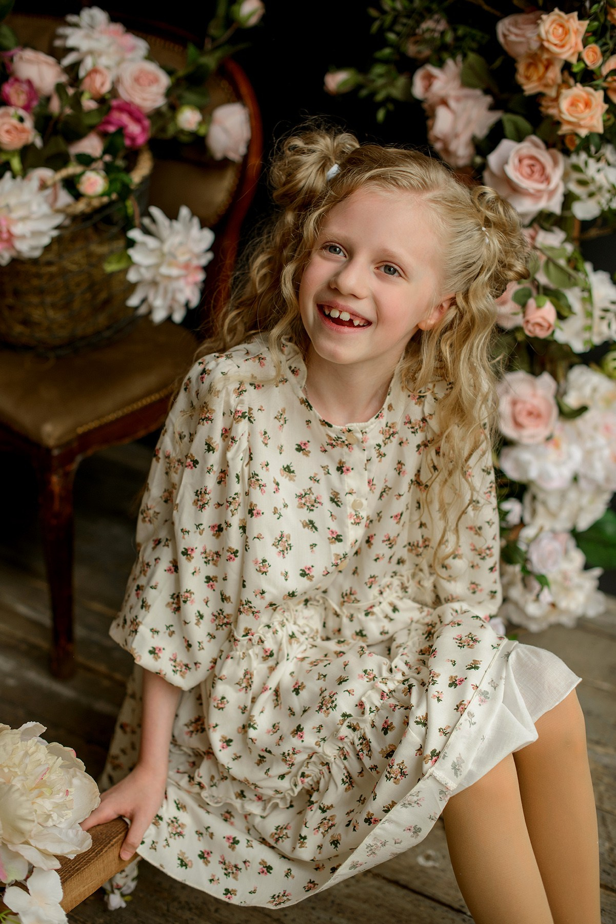 Photo shoot of a girl with goslings and a hat. Photographer Elena Carruthers, Scotland