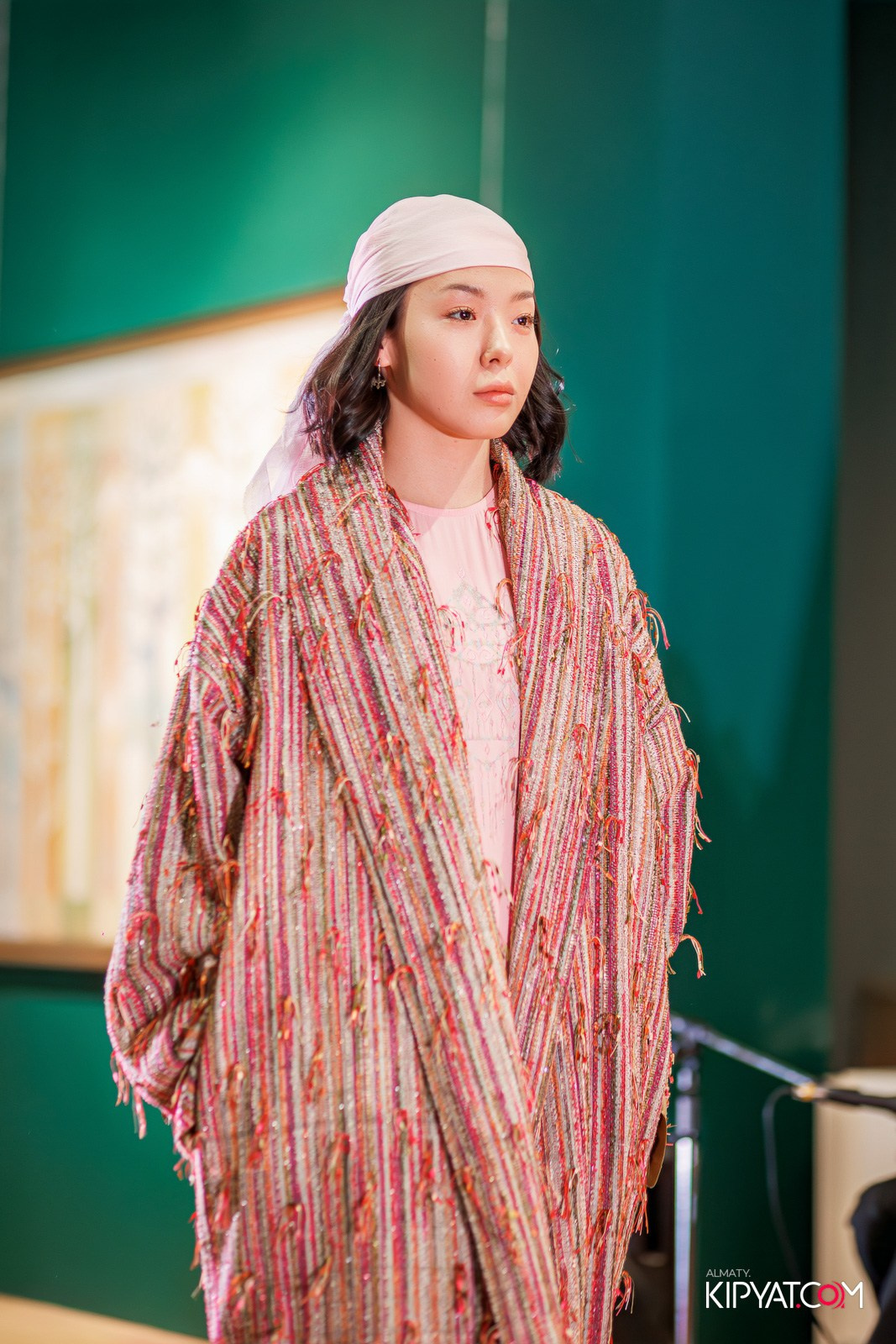 FASHION ПОКАЗ, КАЗАХСКОЙ НАЦИОНАЛЬНОЙ ОДЕЖДЫ. КИПЯТКОМ АЛМАТЫ!