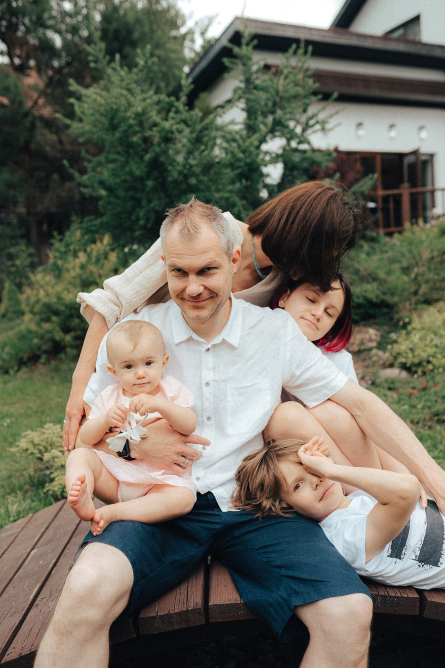 Коля, Ксюша, Саша, Андрей, Кира и бабушки | на даче