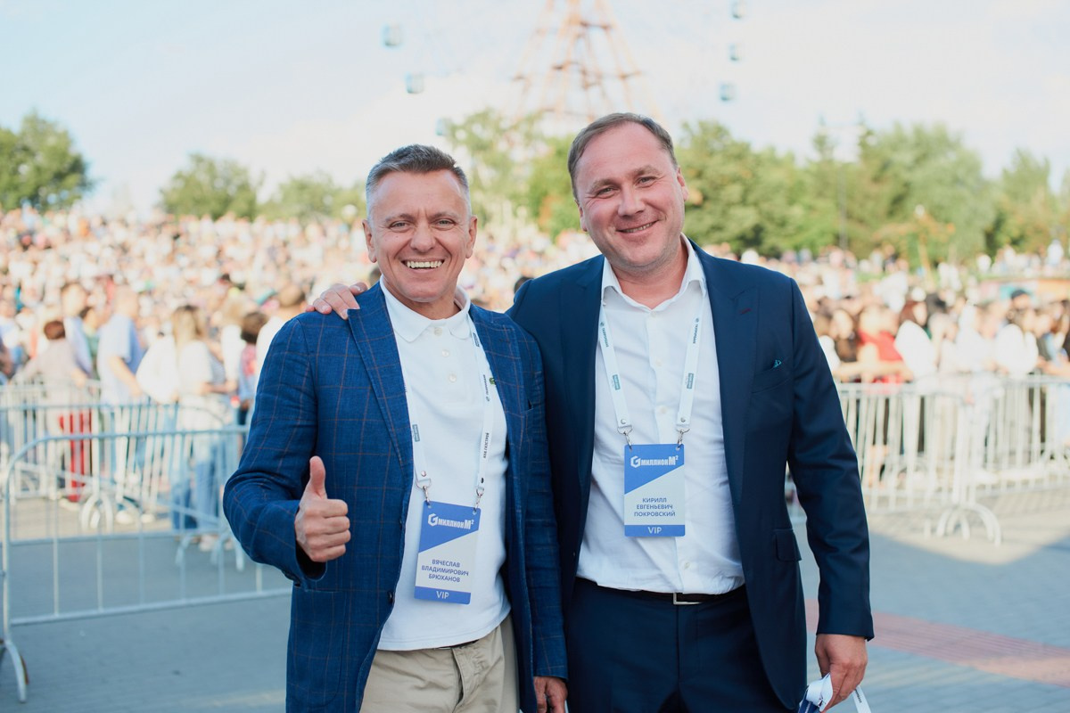 Репортаж для VIP зоны КПД Газстрой: выступление Родиона и Олега Газмановых. Репортажный и женский фотограф в Новосибирске