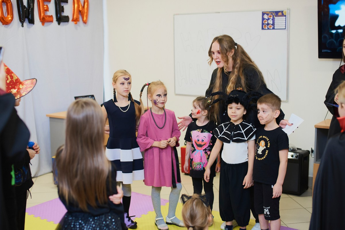 Тематический праздник в языковой школе FunLS. Репортажный и женский фотограф в Новосибирске