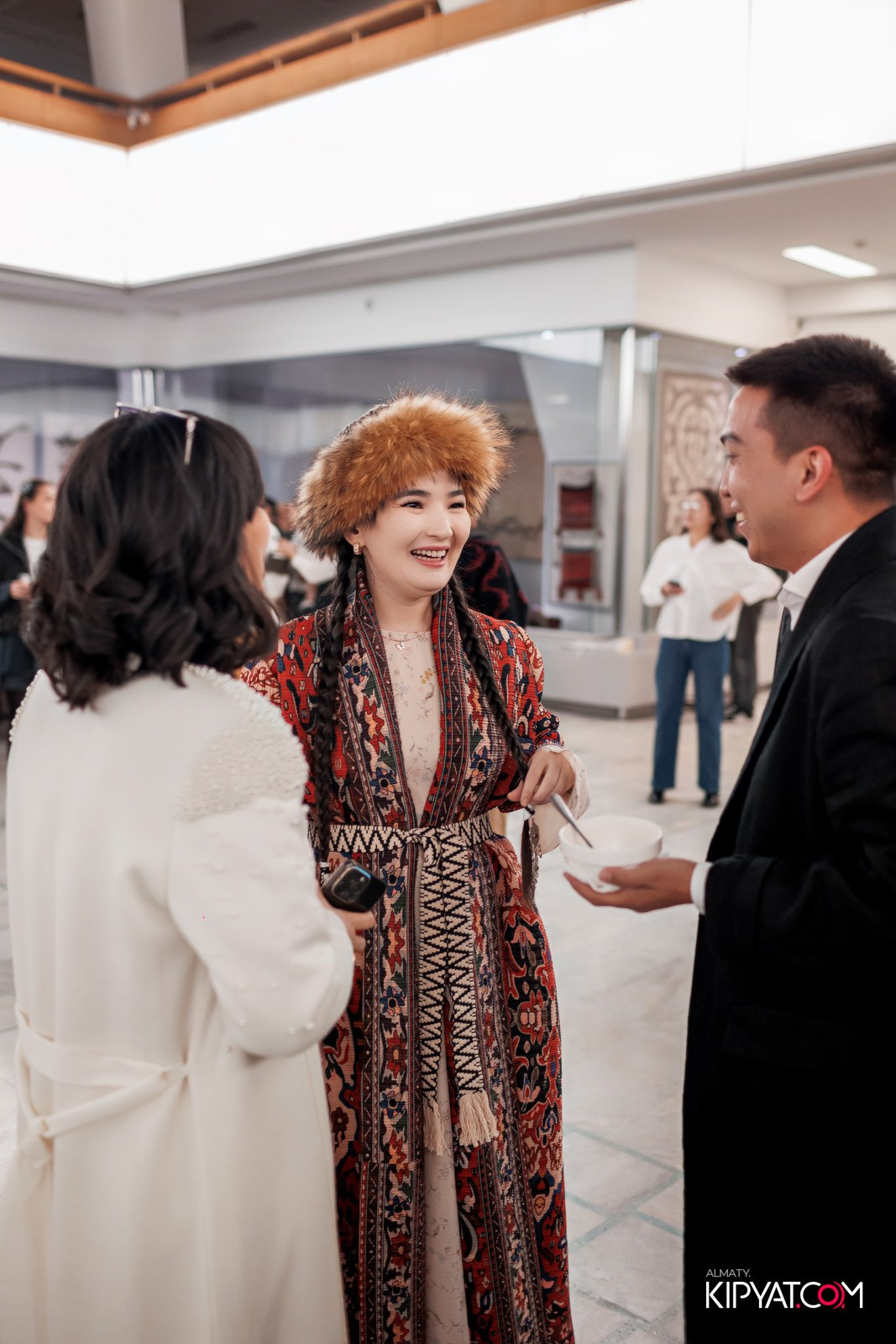FASHION ПОКАЗ, КАЗАХСКОЙ НАЦИОНАЛЬНОЙ ОДЕЖДЫ. КИПЯТКОМ АЛМАТЫ!