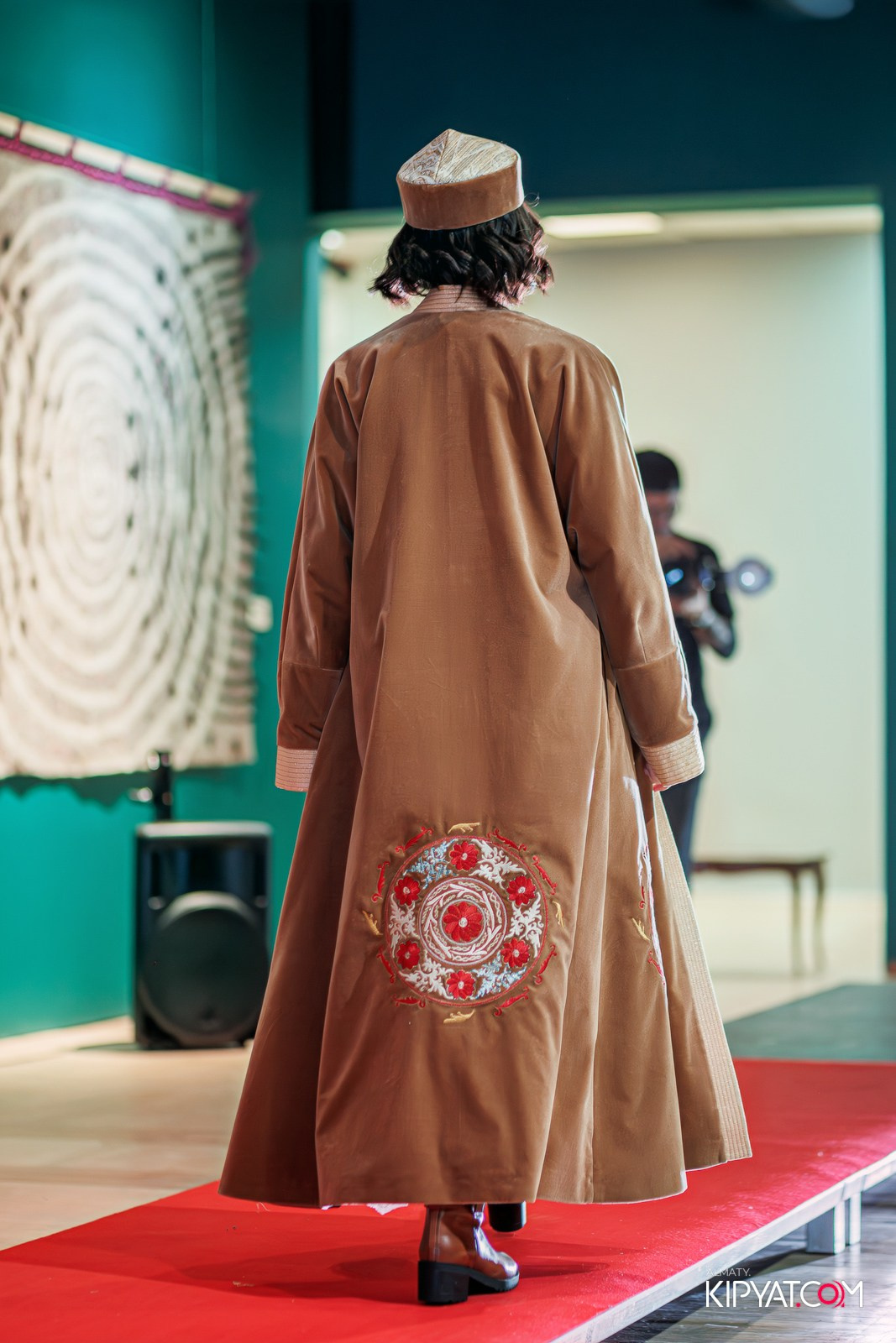 FASHION ПОКАЗ, КАЗАХСКОЙ НАЦИОНАЛЬНОЙ ОДЕЖДЫ. КИПЯТКОМ АЛМАТЫ!