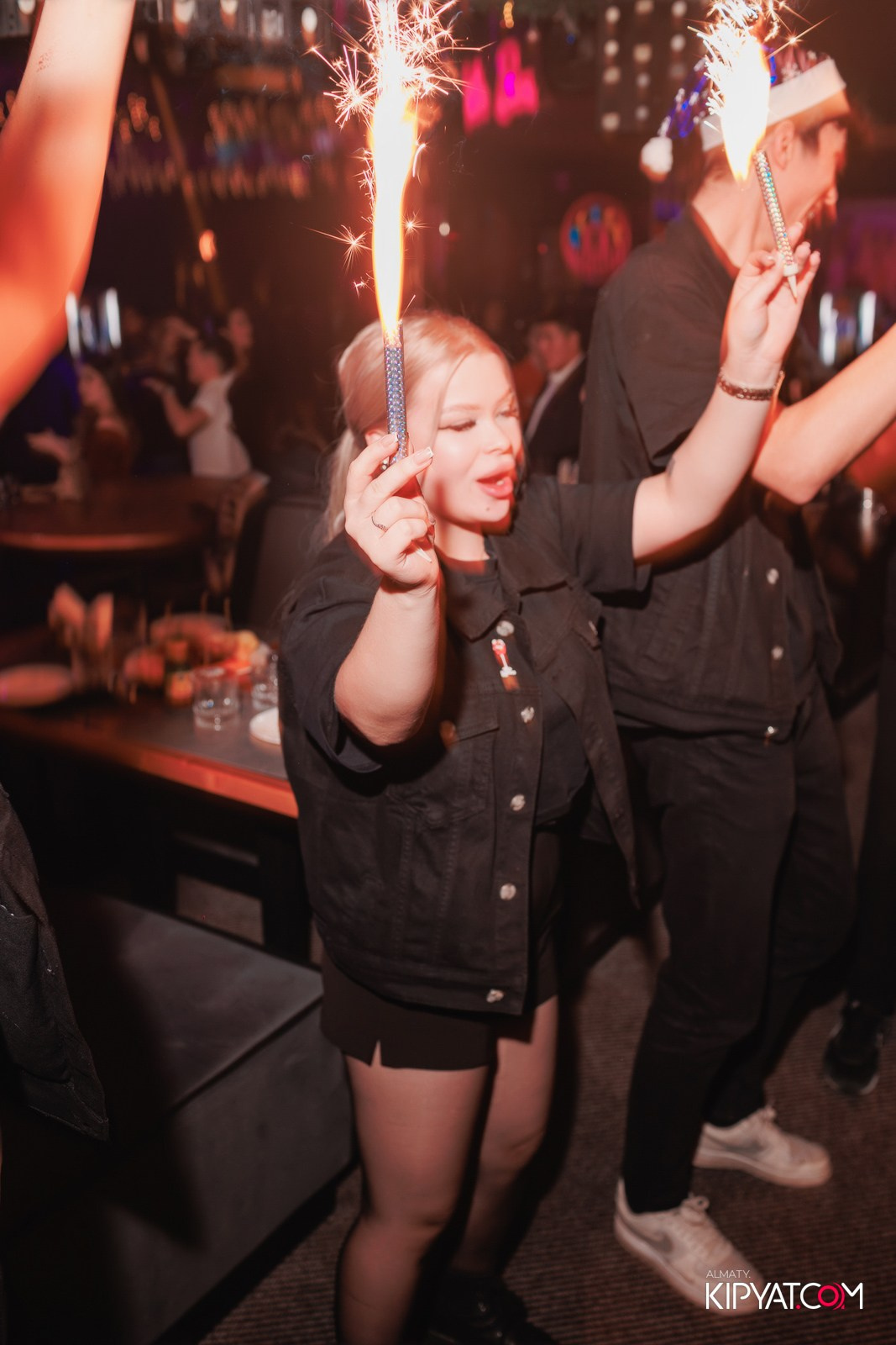 FITNESS ЁЛКА в ночном клубе SANTA BARBARA. КИПЯТКОМ АЛМАТЫ!