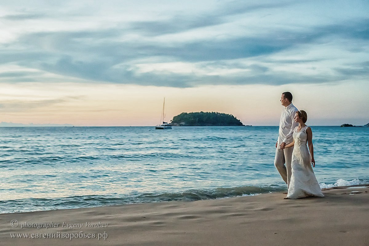 Свадебная фотосессия Пхукет фотограф пляж невеста платье жених романтическая фотосъёмка море Ката Карон Найхарн Патонг Найхарн Сурин море счастье радость идея место образ пример фото позы для фотосессии Phuket Naiharn Kata Karon Patong Surin 