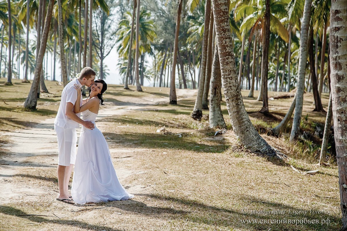 Свадебная фотосессия Пхукет фотограф пляж невеста платье жених романтическая фотосъёмка Ката Карон Найхарн Патонг Найхарн Сурин море счастье радость идея место образ пример фото позы для фотосессии Phuket Naiharn Kata Karon Patong Surin 