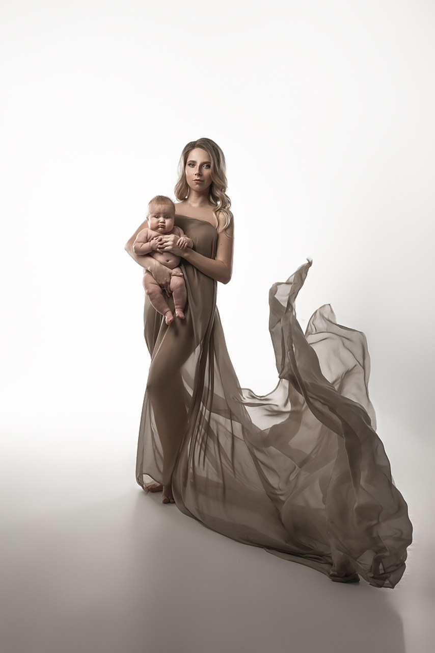 фотосессия матери и ребенка, фотосессия материнства в Тамбове, фотосъемка в стиле минимализм и без одежды матери и ребенка в фотостудии, фото мамы и малыша, портрет материнской любви, поцелуй матери, красивое фото матери и ребенка, объятия матери, мамины руки на фото, фотография красивой женщины с ребенком на руках, фотосессия семейная в Тамбове, детская и семейная фотосессия , мама и ребенок на светлом фоне в фотостудии, ребенок на руках у мамы, красивое платье на фотографии матери и ребенка, красивое материнство