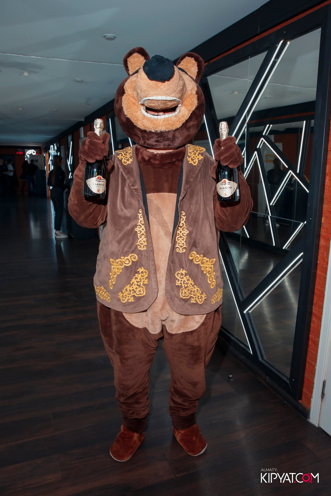 УХО И МЕДВЕДЬ НА САИНА. КИПЯТКОМ АЛМАТЫ! Фотосъемка мероприятий в Алматы