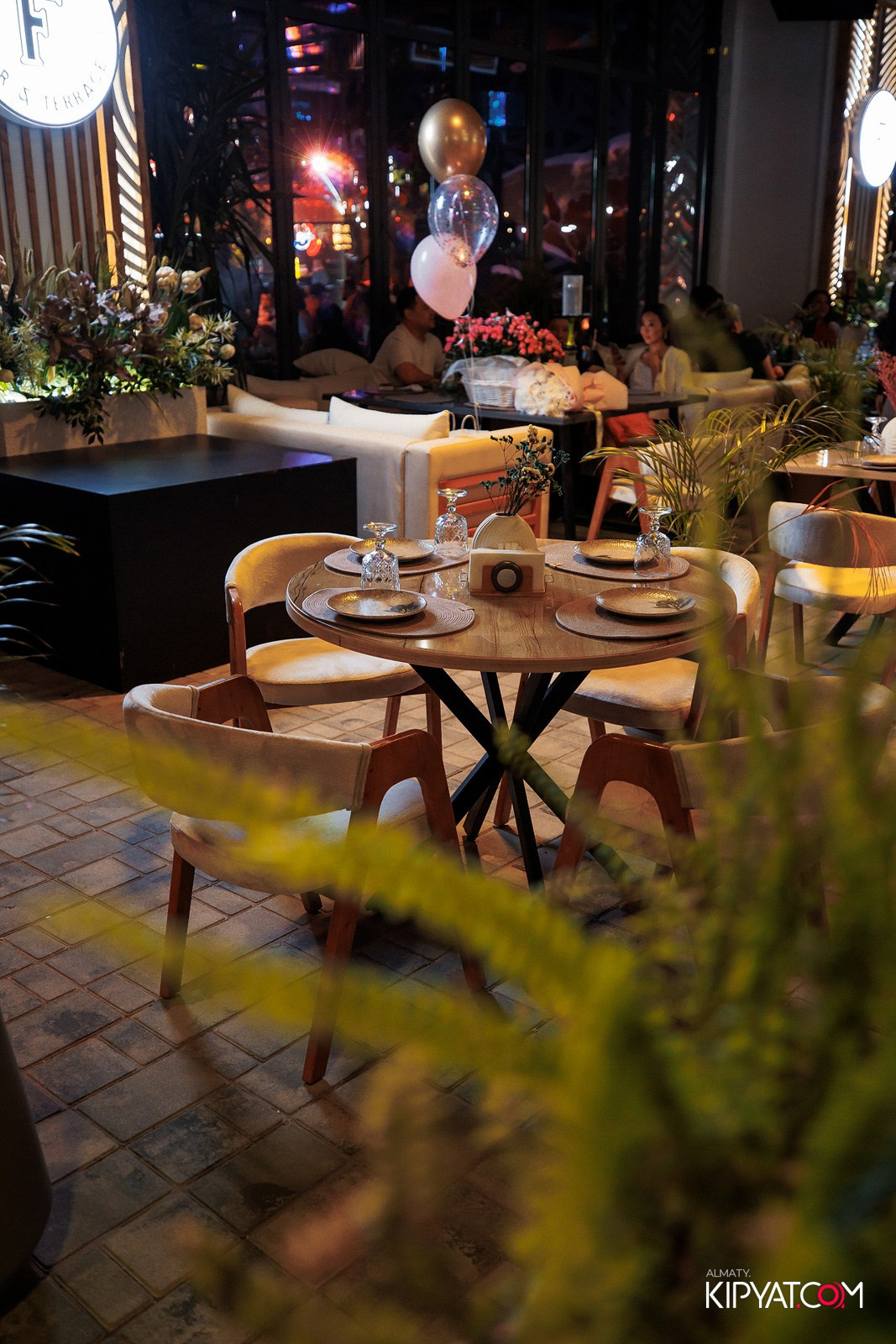 FRIENDS BAR & TERRACE. КИПЯТКОМ АЛМАТЫ!