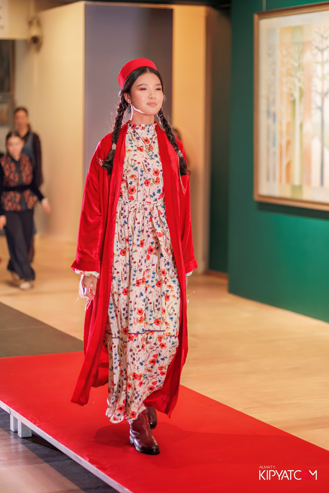 FASHION ПОКАЗ, КАЗАХСКОЙ НАЦИОНАЛЬНОЙ ОДЕЖДЫ. КИПЯТКОМ АЛМАТЫ!