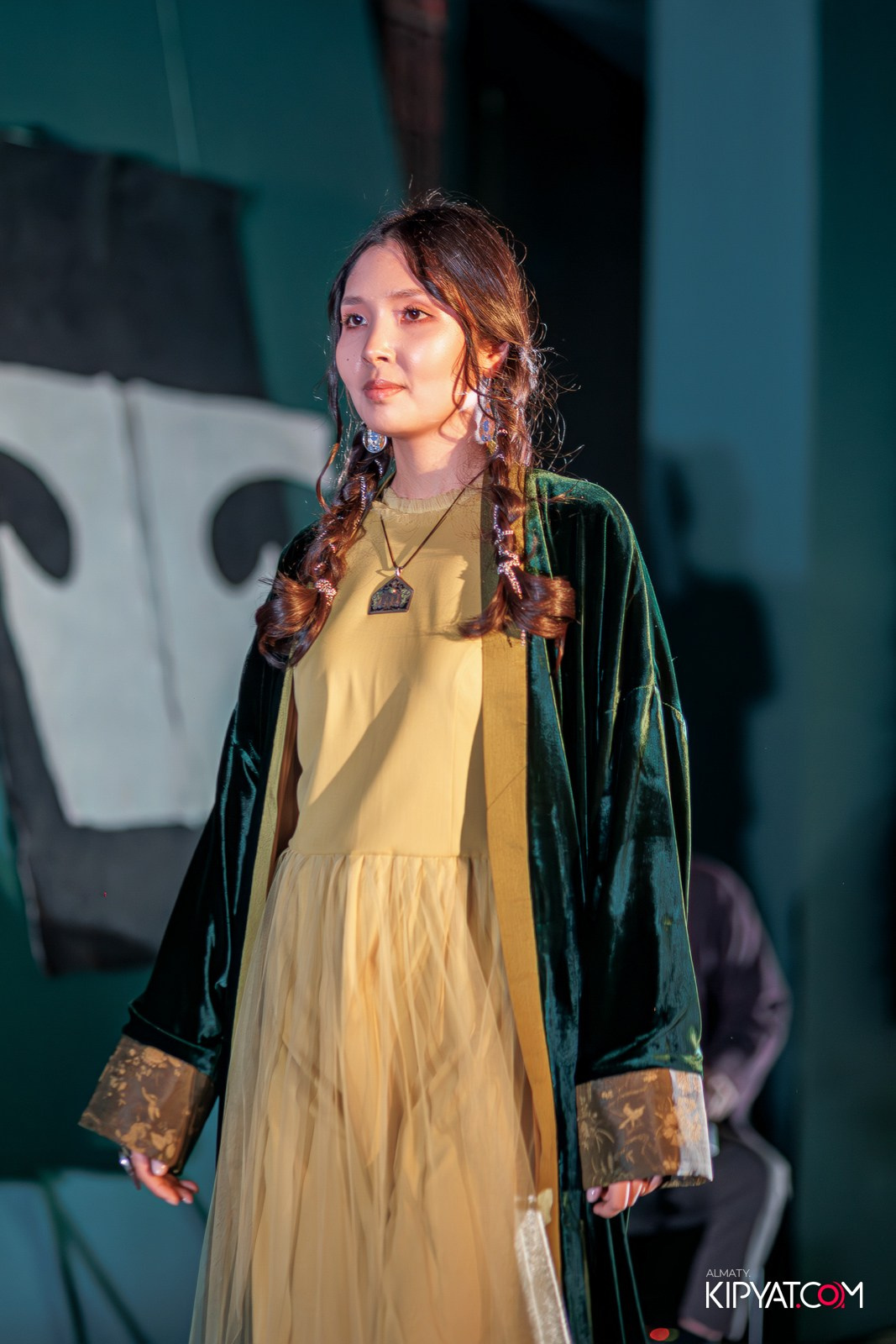 FASHION ПОКАЗ, КАЗАХСКОЙ НАЦИОНАЛЬНОЙ ОДЕЖДЫ. КИПЯТКОМ АЛМАТЫ!