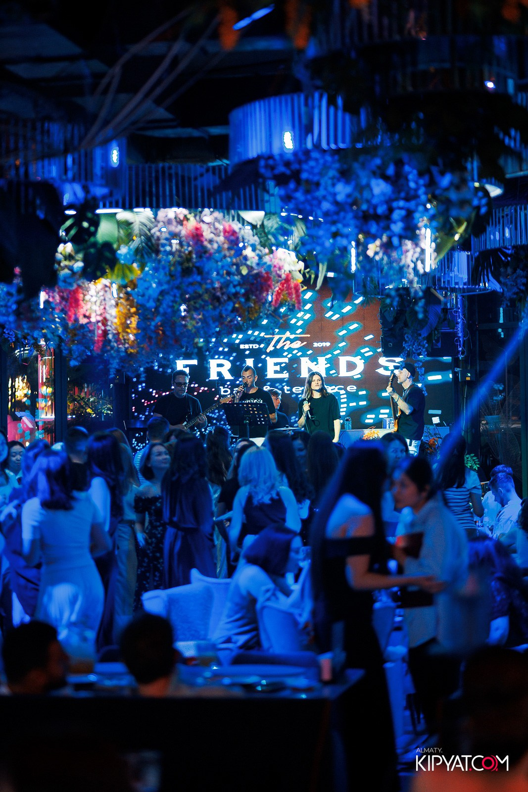 FRIENDS BAR & TERRACE. КИПЯТКОМ АЛМАТЫ!