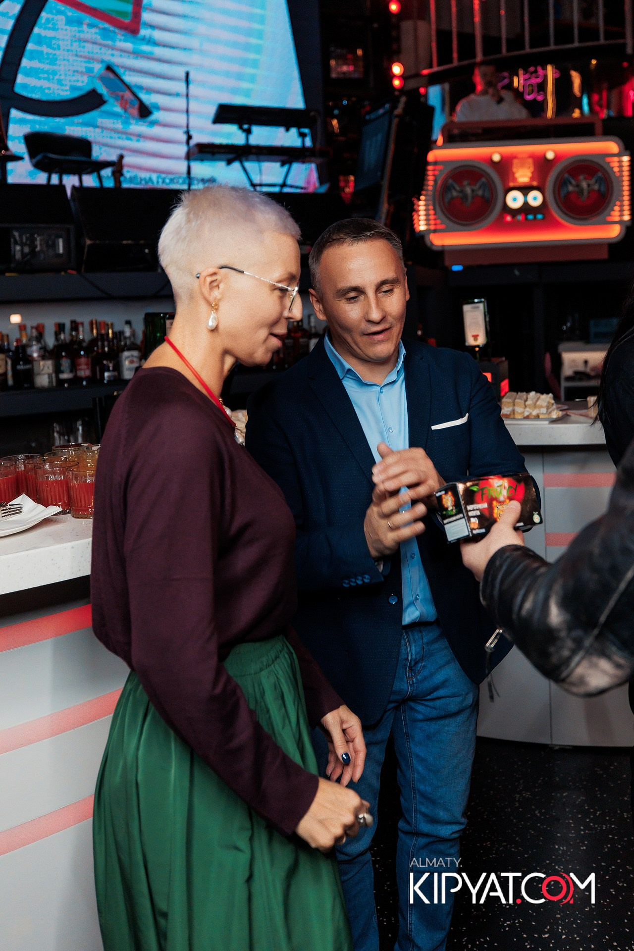 ПРЕЗЕНТАЦИЯ КНИГИ ВИКТОРА ЕЛИСЕЕВА. КИПЯТКОМ АЛМАТЫ!