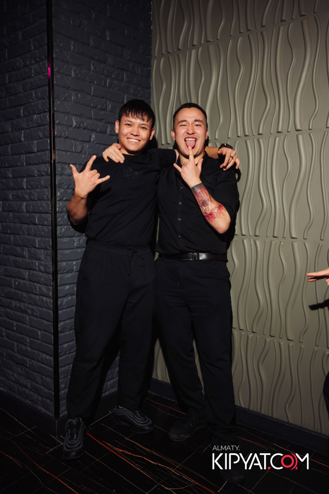 ПАНАЕХАЛИ БАР НА ТОЛЕ БИ. КИПЯТКОМ АЛМАТЫ!