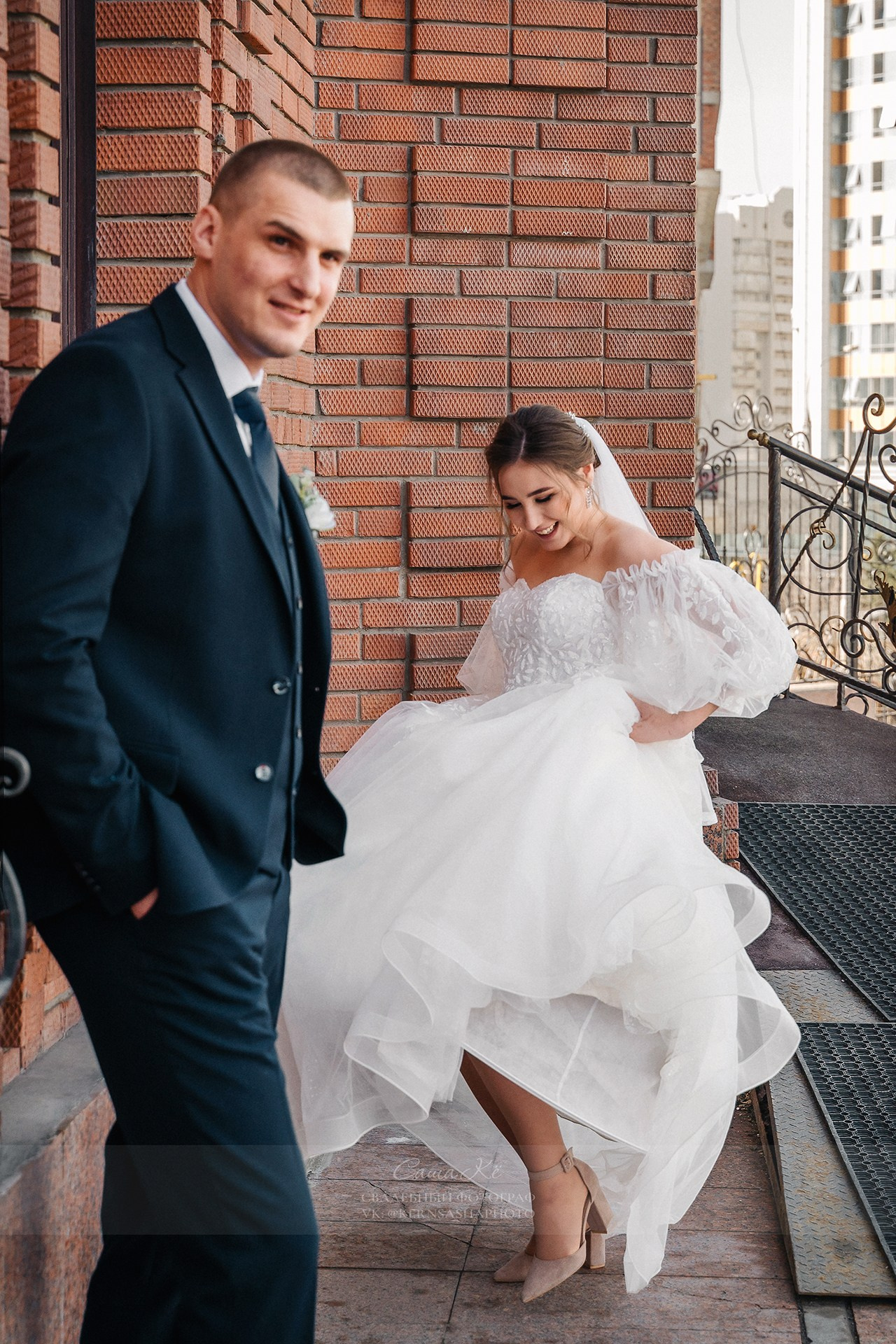 Профессиональный свадебный фотограф Новосибирск поможет запечатлеть ваш особенный день в неповторимых образах. Напишите сейчас, чтобы обсудить идеи для вашей уникальной фотосессии.