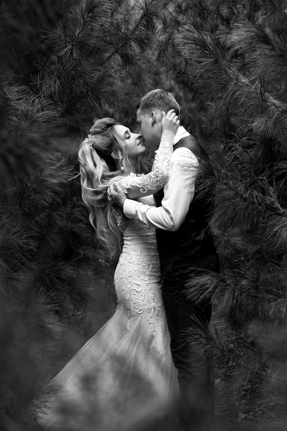 Жених целуется с невестой - фотограф Янкаускене Наталья