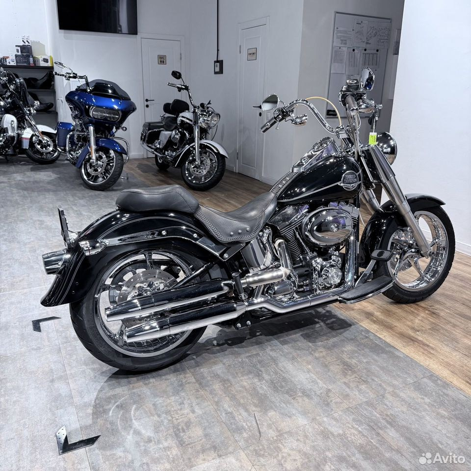 Купить Harley-Davidson 2010 Fat Boy Vivid Black (Softail/Dyna) — подробнее на сайте. Hello Davidson, Москва. Только хорошие мотоциклы…