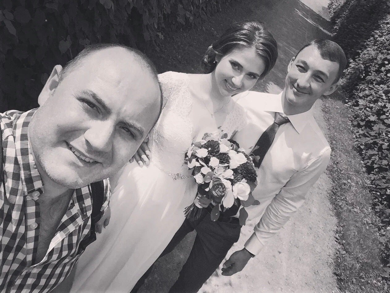 Фотограф в кадре — на протяжении уже 10 лет, по традиции делаю обязательно фото с молодыми!. Свадебный фотограф Александр Абрамов Москва / Зеленоград