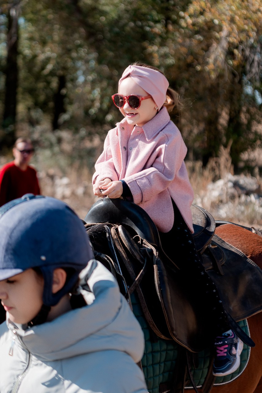 Семейная фотосессия в поле с Лошадками. Фотограф в Волгограде и Волжском Александр Горбань