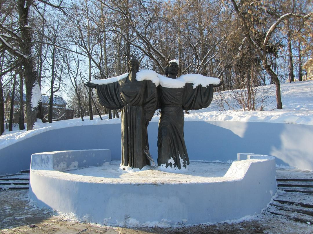 Памятник основателям монастыря Афанасию и Феодосию