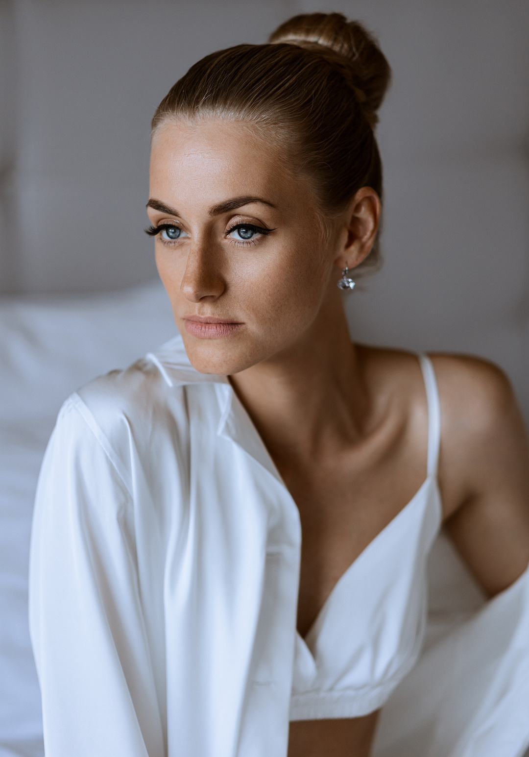  Молодожены у кабриолета у отеля Азимут СК Рояль  