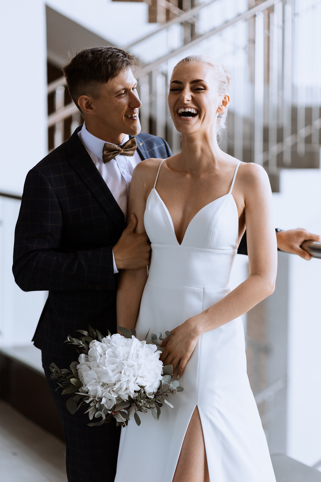  Жених и невеста у кабриолета у гостиницы Рэдиссон  