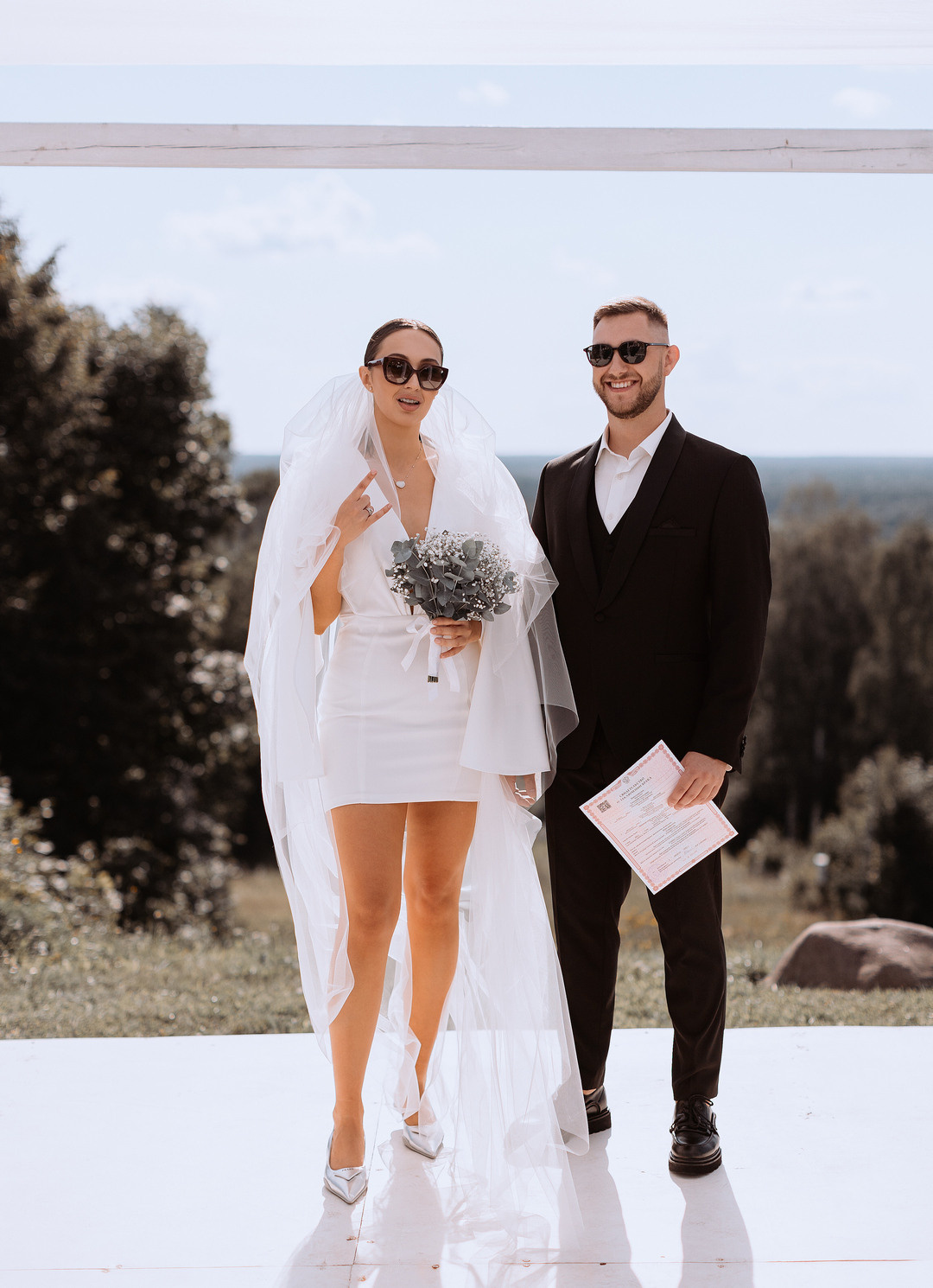  Поднимающий бокал в честь молодых