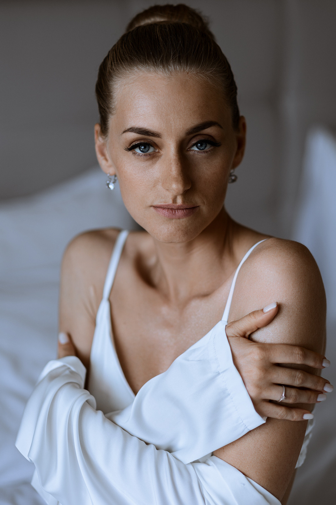  Элегантная невеста с пионовым букетом на свадьбе  