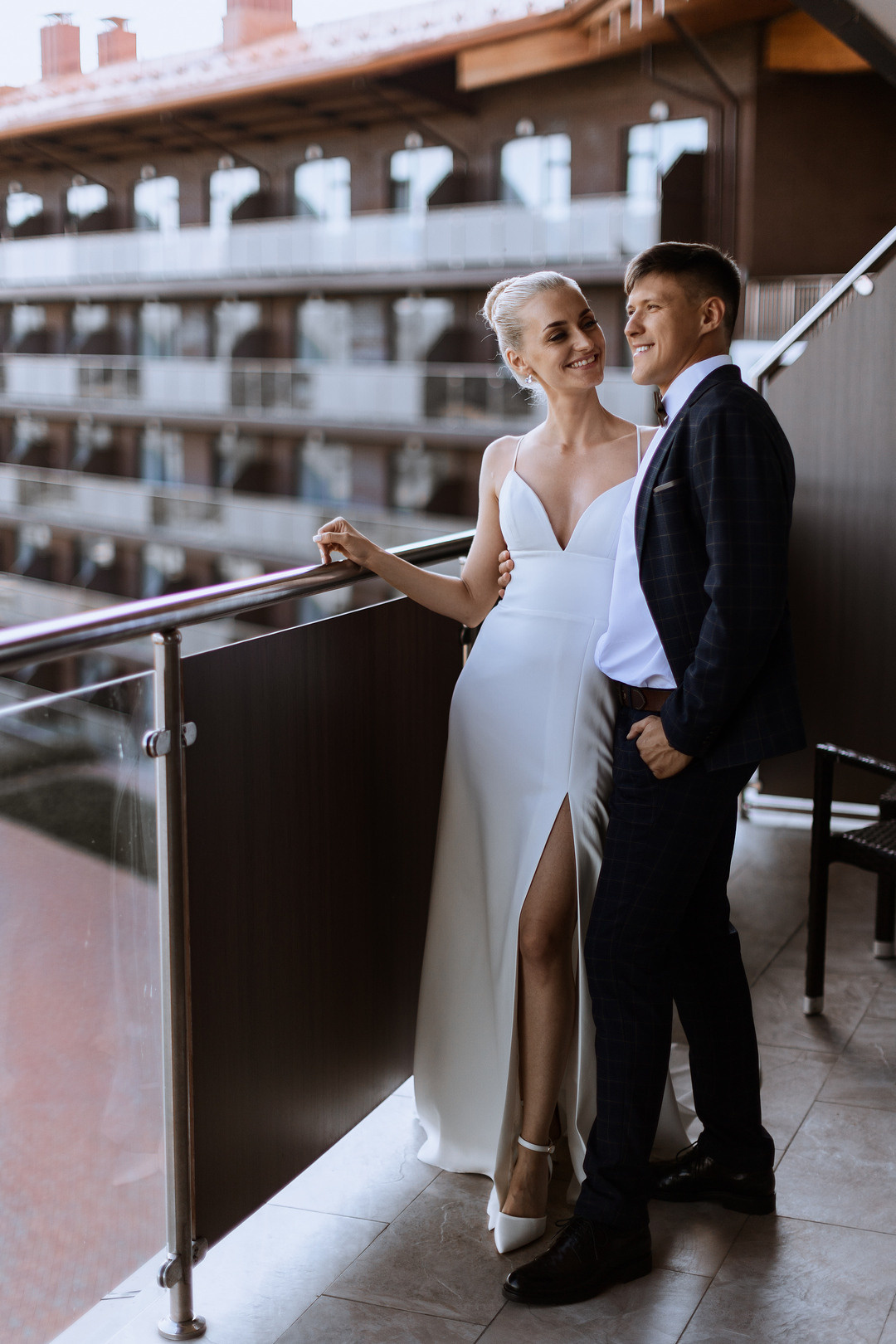  Жених и невеста возле кабриолета у гостиницы Рэдиссон  