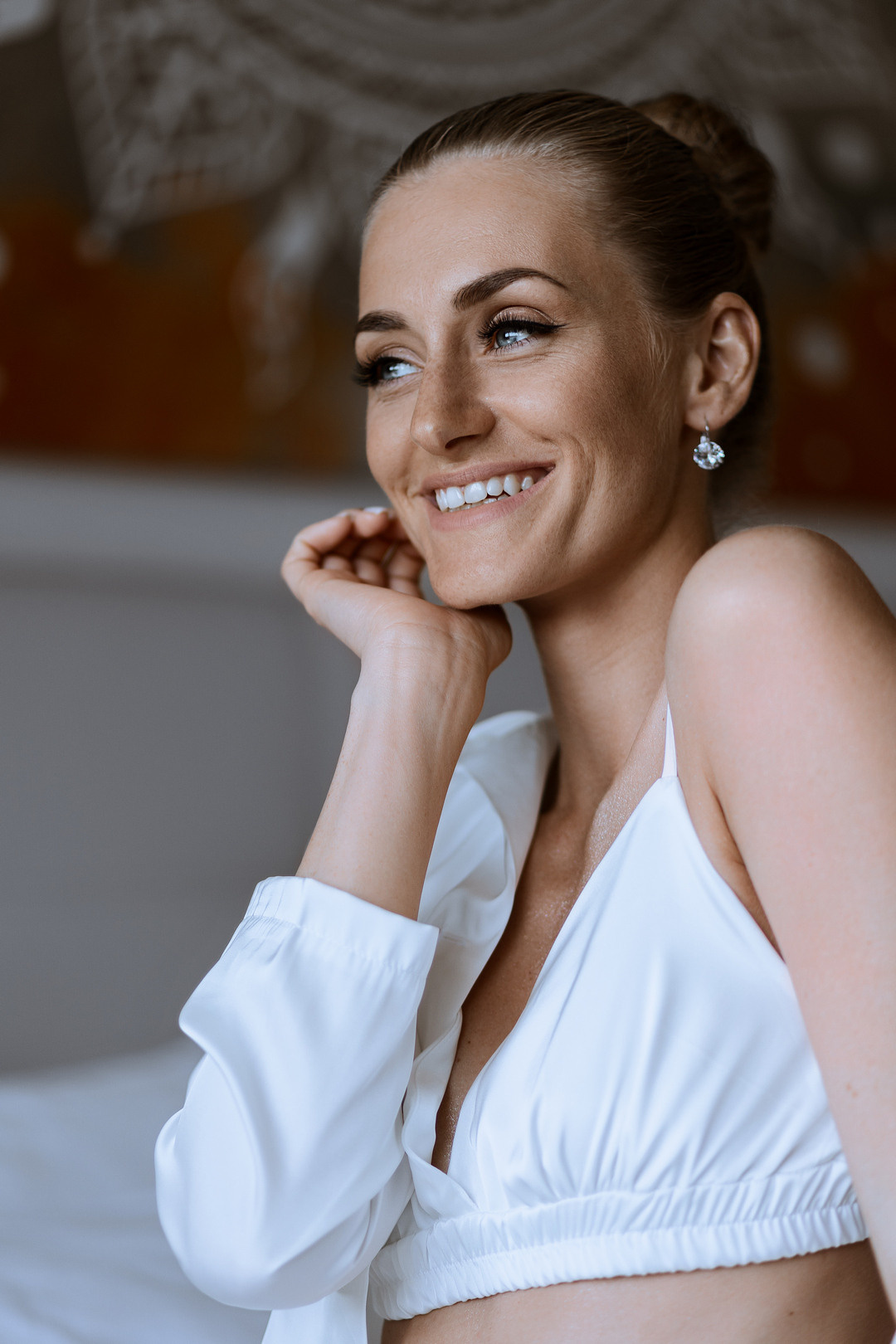  Молодожены на фоне гостиницы СК Рояль в августе  