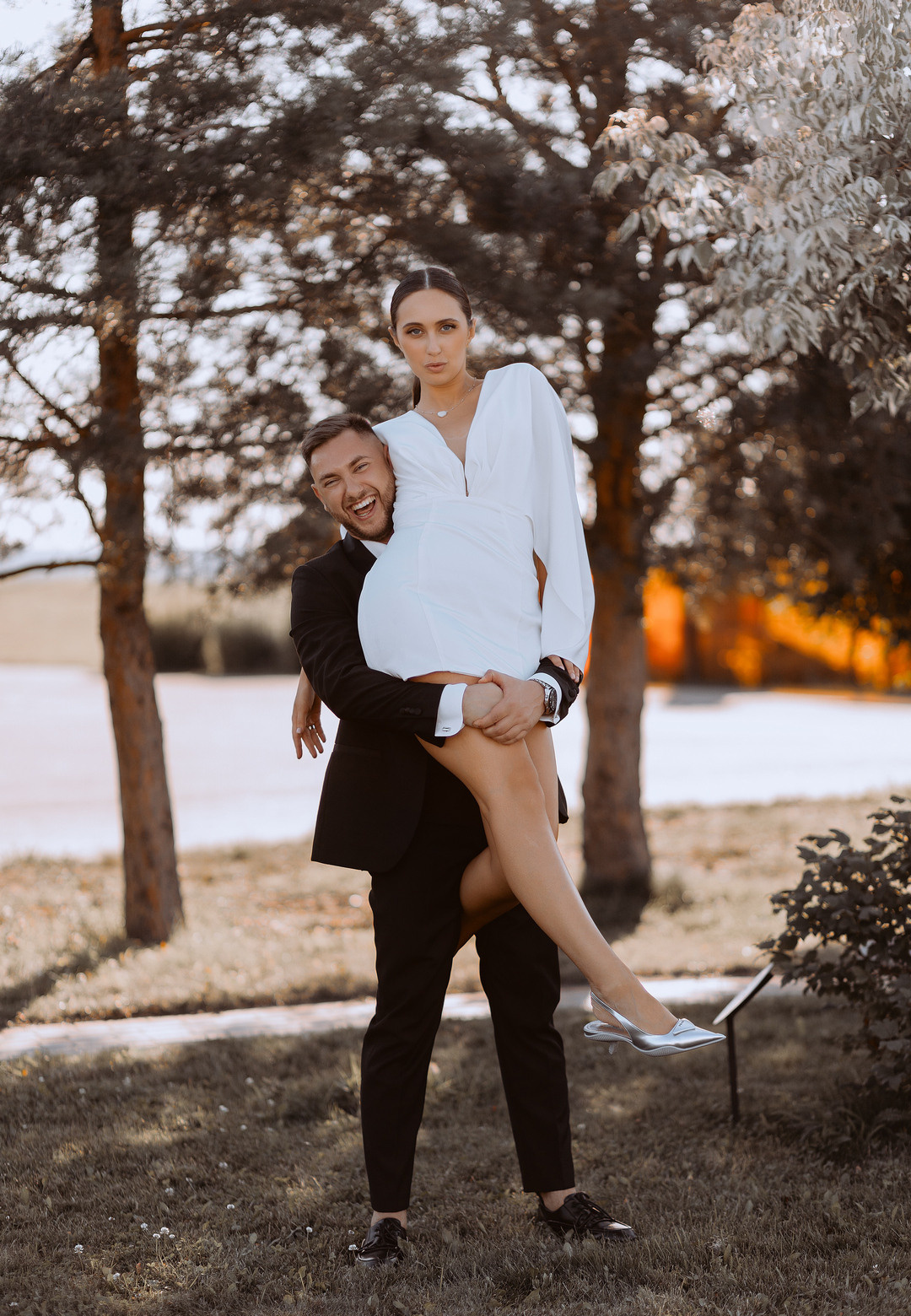  Счастливые молодожены на ритуале обмена клятвами