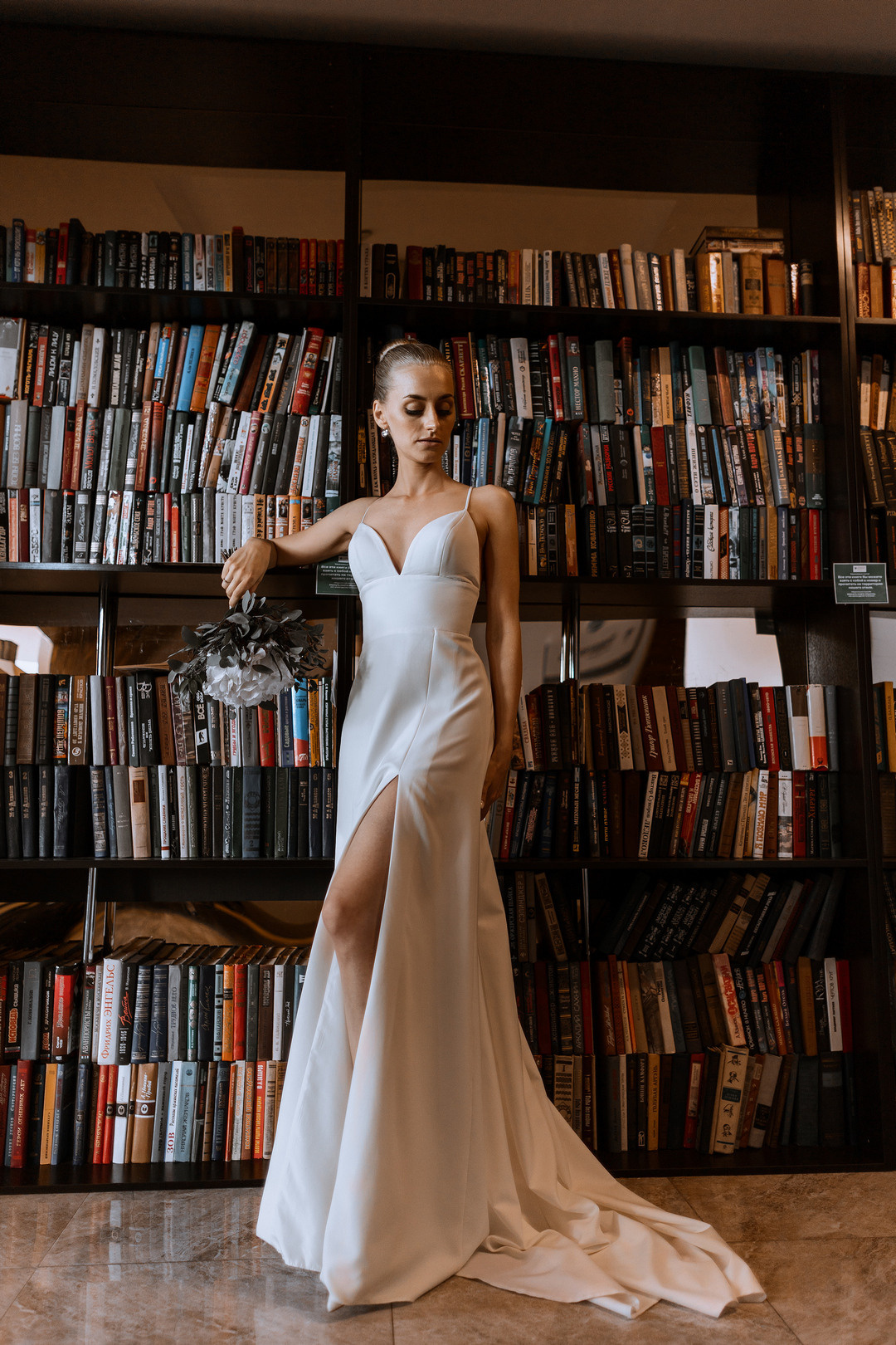  Романтичная пара на фоне гостиницы Рэдиссон  