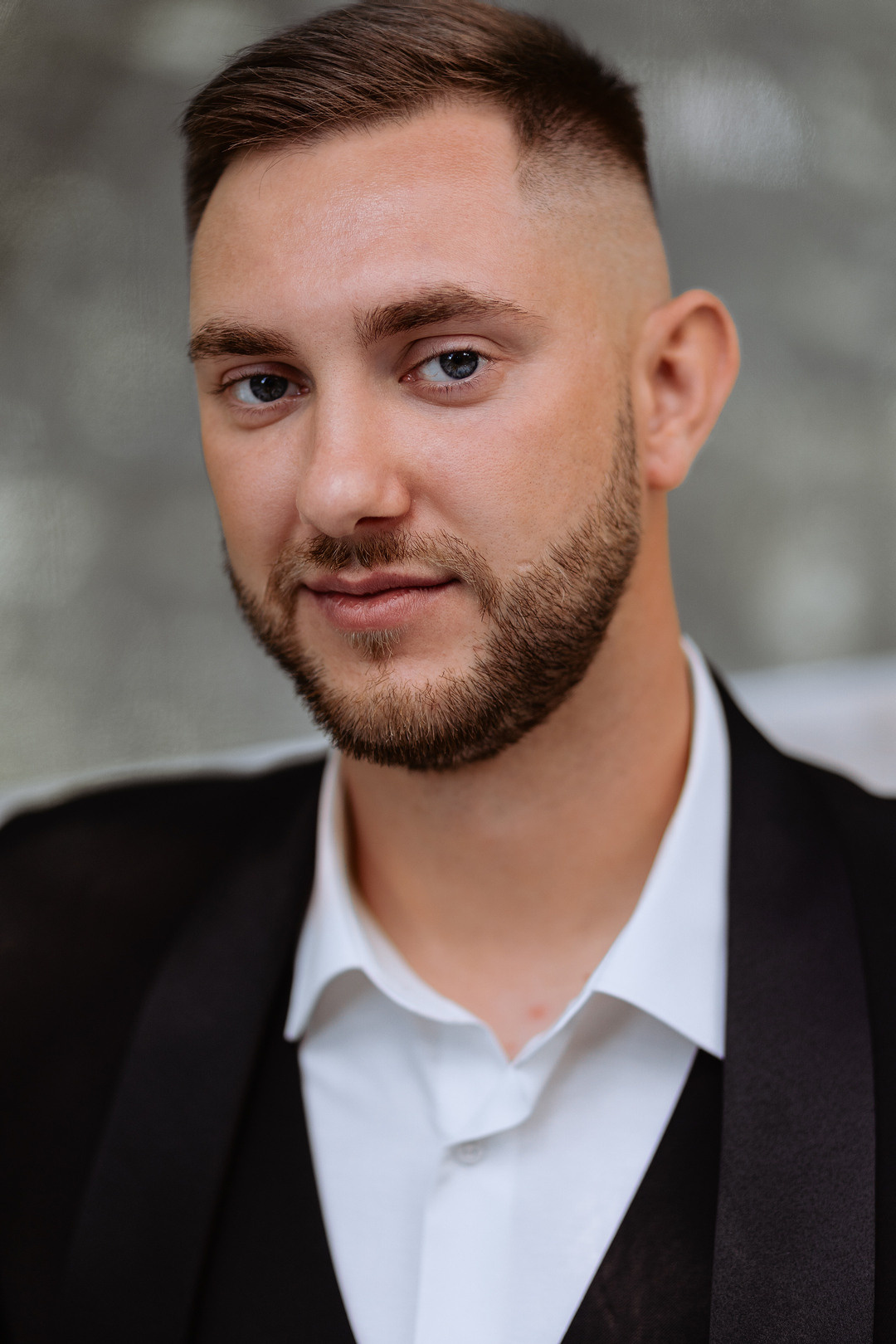  Теплый объятия молодоженов