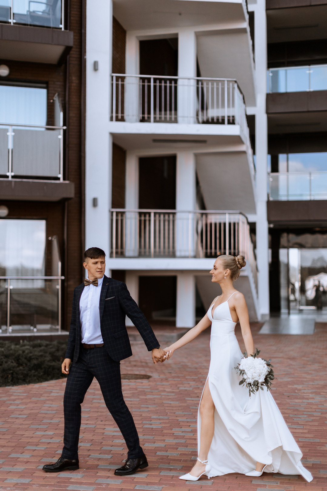  Элегантная пара на фоне гостиницы СК Рояль  