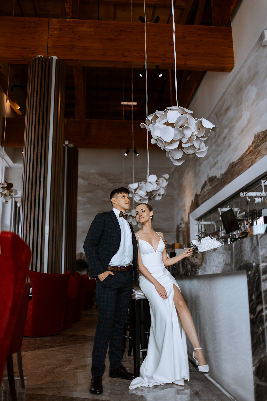  Очаровательные молодожены с букетом гортензий  