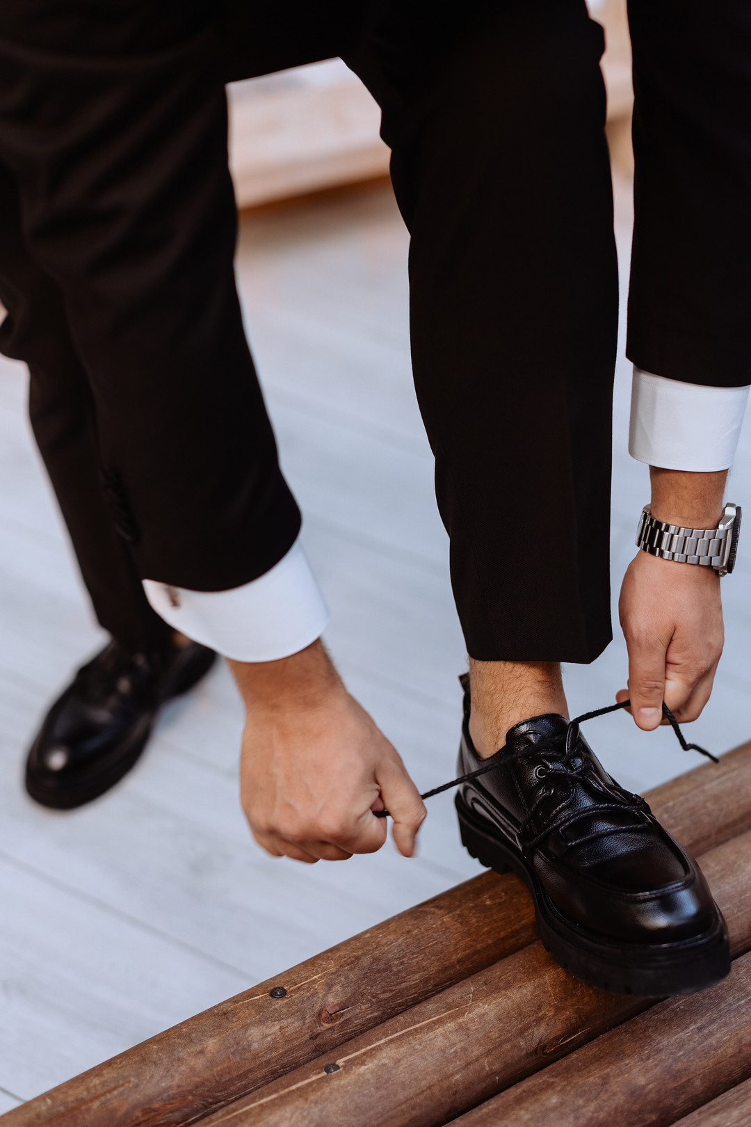 завязывает ботинки жених