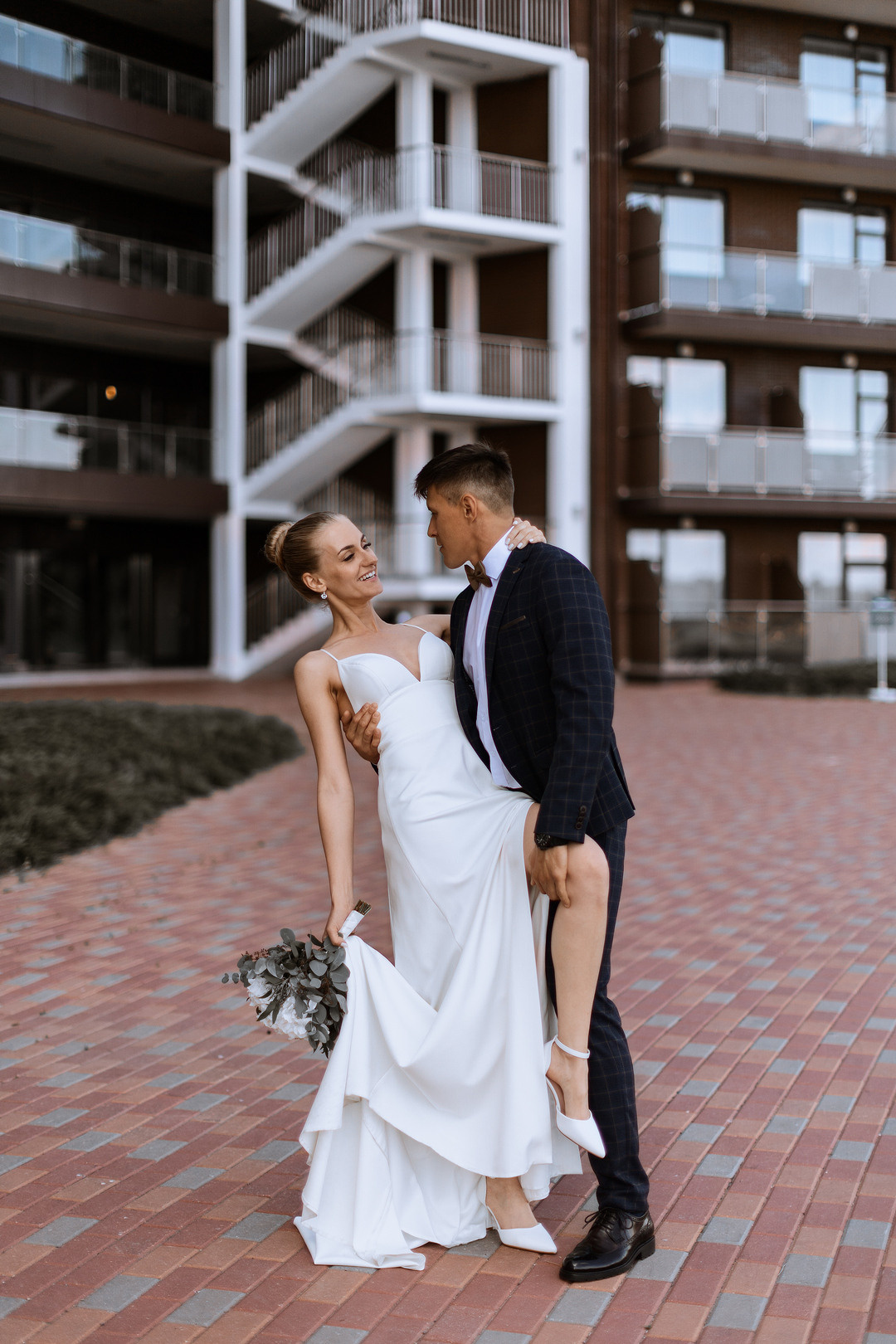  Красивое свадебное платье и летние цветы  