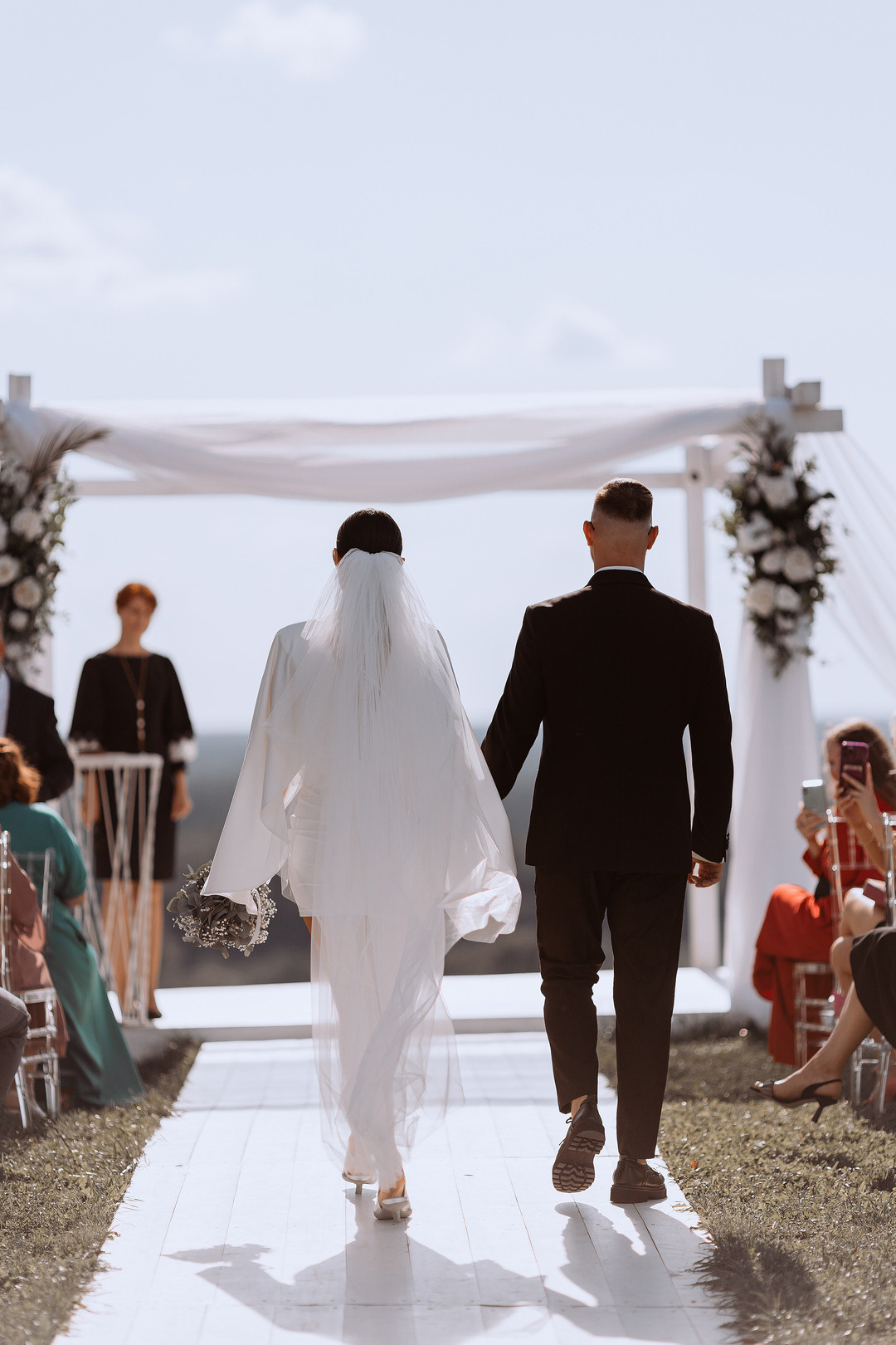  Поцелуй молодых на фоне заката