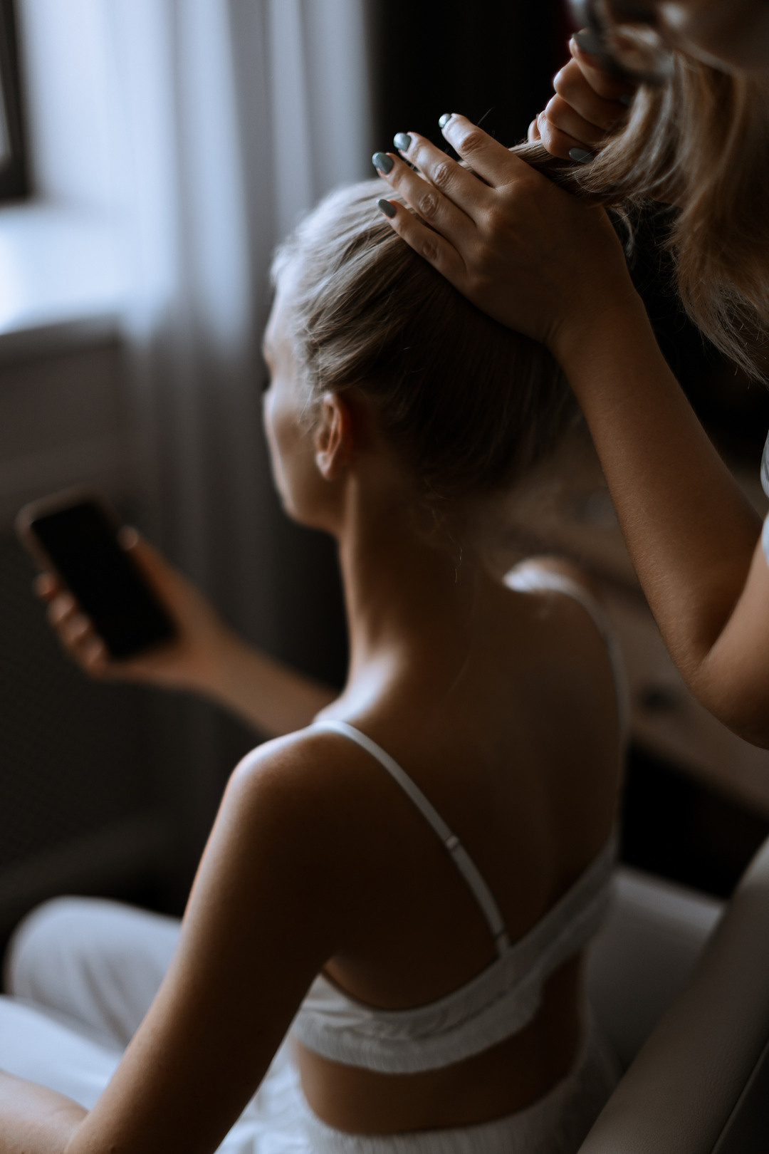  Элегантная невеста с пионовым букетом у отеля Рэдиссон  