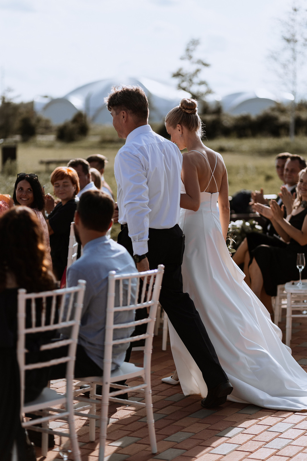  Молодожены наслаждаются блюдами на банкете