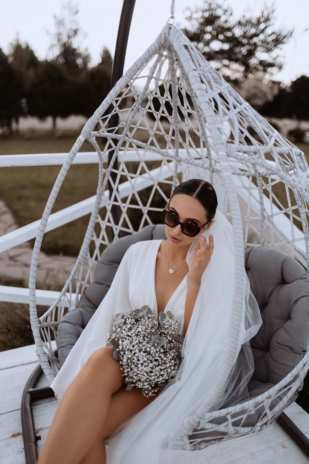  Свадебный поцелуй во время выездной регистрации