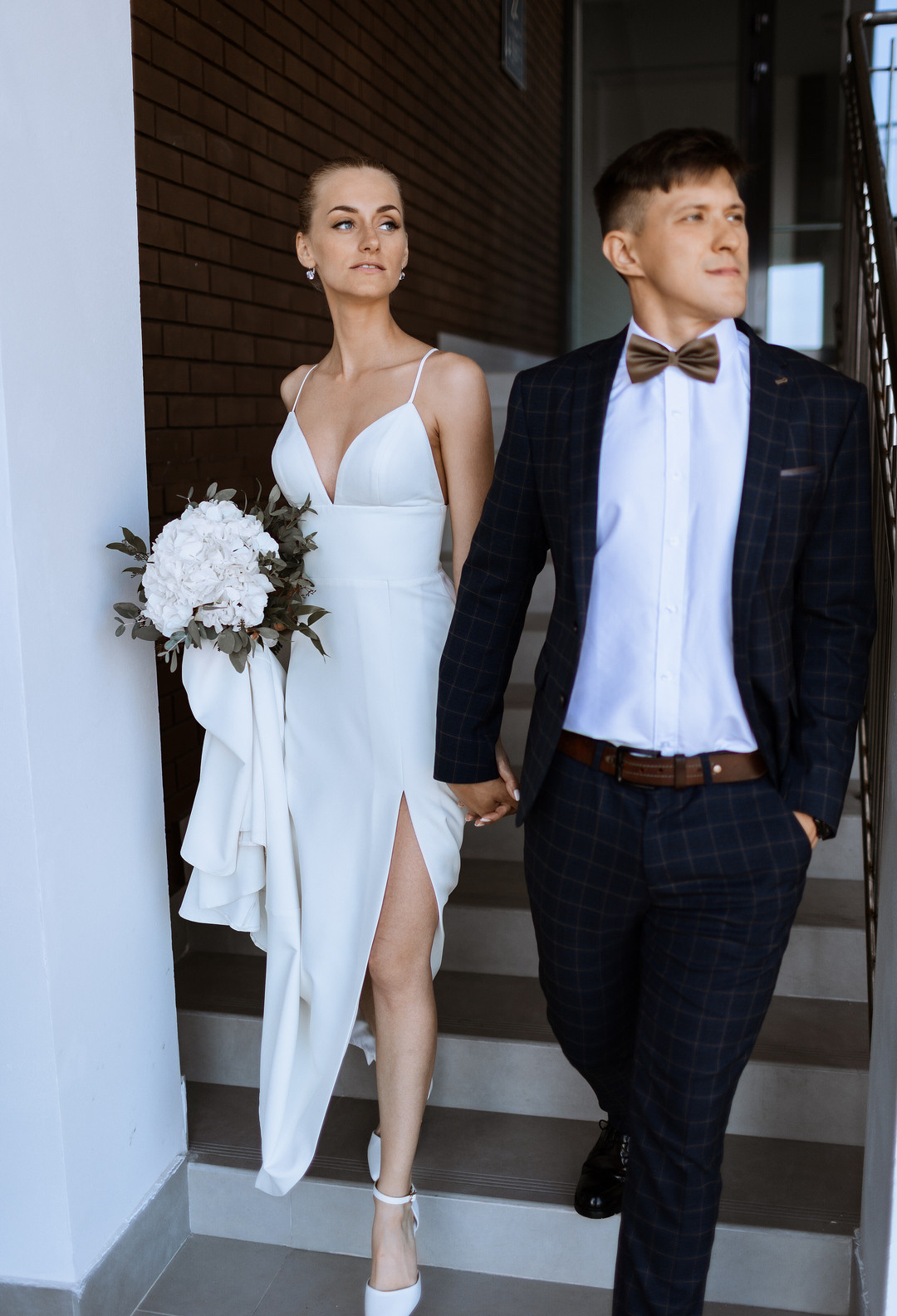  Романтичная пара на фоне гостиницы Азимут  