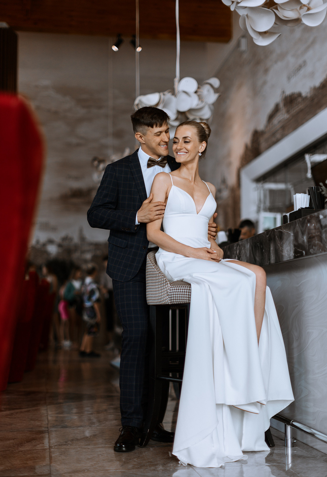  Жених и невеста у гостиницы Азимут в Ярославле  