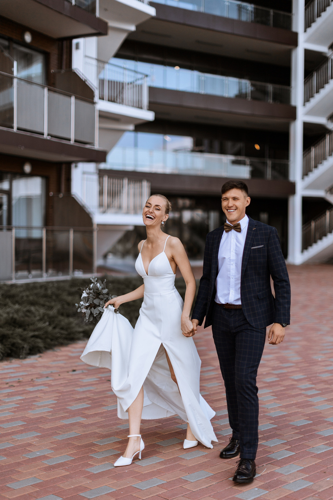  Романтичные молодожены у гостиницы Азимут в Ярославле  