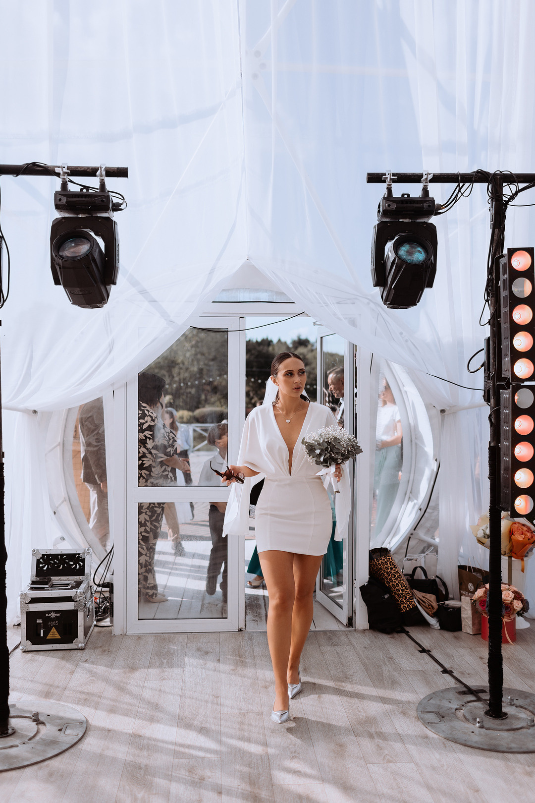  Интимные моменты молодых в тени деревьев