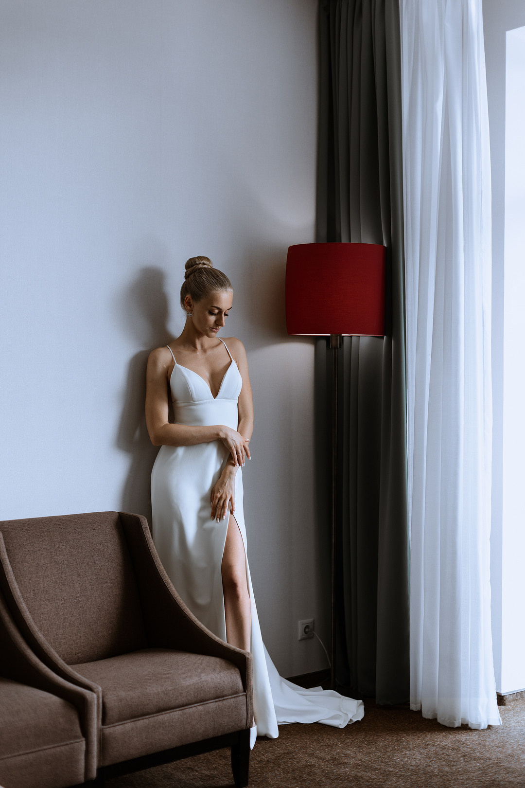  Очаровательная невеста с букетом пионов  