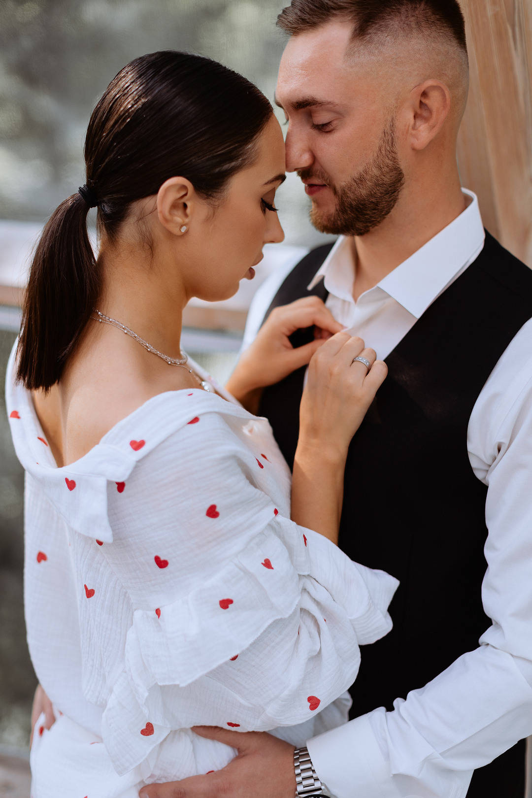 утро молодожен, помогает одевать рубашку