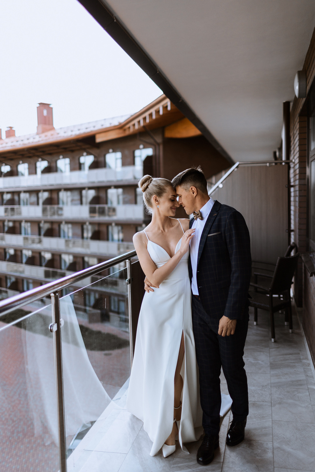  Очаровательная пара с букетом гортензий в августе  